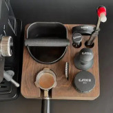 استند چوبی جای پرتافیلتر و تجهیزات قهوه پلای وود ناک باکس دار مدل Barista Station مربع | چوب سه لایی سایز ۵۱ و ۵۸